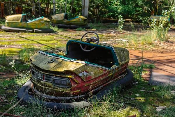 Terk Edilmiş Eğlence Arabası Gezisi Çernobil Yasak Bölgesi 'ndeki Pripyat Hayalet Şehri' nde eğlence parkında, nükleer felaket.