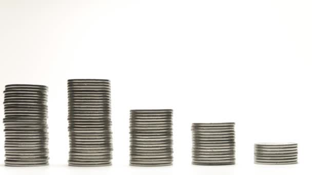 Stříbrné mince na stohy jsou pokles a zvýšení na bílém pozadí stop animace — Stock video