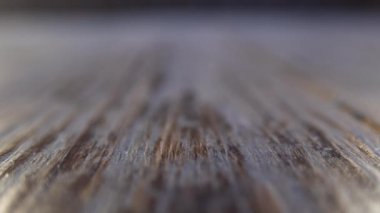 Ahşap arka plana düşen bir yığın avro sikkesi. Yakın görünüm ve yumuşak odak