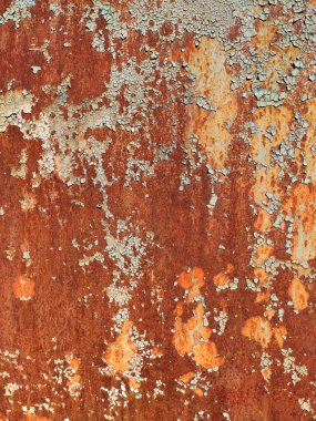 Paslı gri boyanmış metal duvar. Paslı metal arka planda pas izleri var. Aşınmış metal zemin. Pas lekeleri. Metal yüzey paslanmış lekeler. Rystycorrosion.