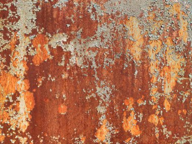 Paslı gri boyanmış metal duvar. Paslı metal arka planda pas izleri var. Aşınmış metal zemin. Pas lekeleri. Metal yüzey paslanmış lekeler. Rystycorrosion.