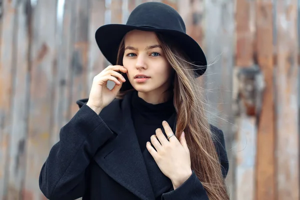 Junge Schöne Modische Frau Mit Schwarzem Hut Mit Langen Haaren — Stockfoto