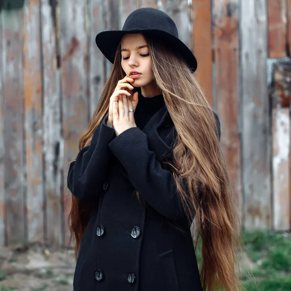 Ung Vacker Modern Kvinna Svart Hatt Med Långt Hår Poserar — Stockfoto