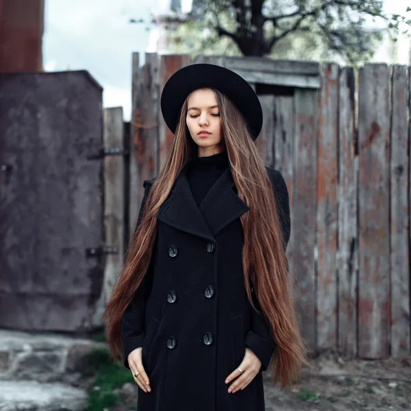 Mladá Krásná Módní Žena Černém Klobouku Dlouhými Vlasy Pózovat Dřevitém — Stock fotografie