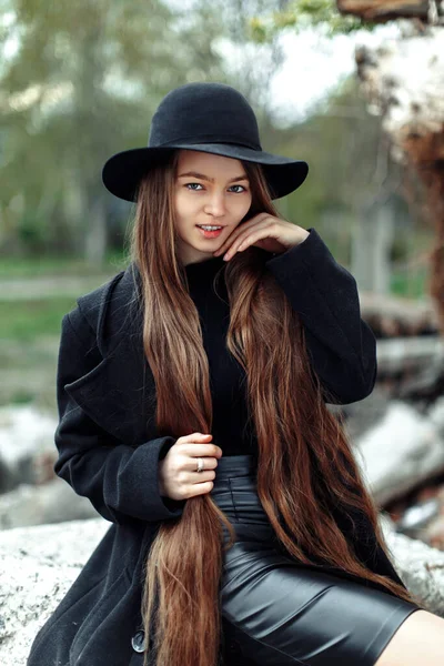 Mladá Krásná Módní Žena Černém Klobouku Dlouhými Vlasy Pózovat Rozmazaném — Stock fotografie