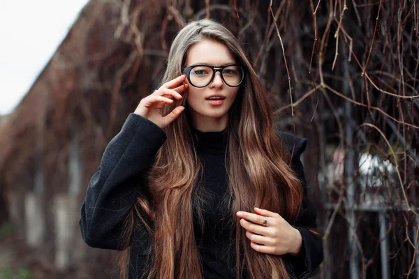 Mulher Moda Bonita Jovem Com Cabelo Longo Que Sonha Óculos — Fotografia de Stock