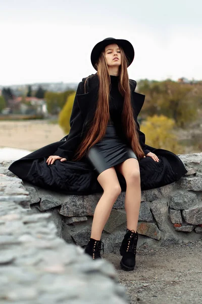 Νεαρή Όμορφη Μοντέρνα Γυναίκα Μαύρο Καπέλο Μακριά Μαλλιά Γυναικεία Μόδα — Φωτογραφία Αρχείου