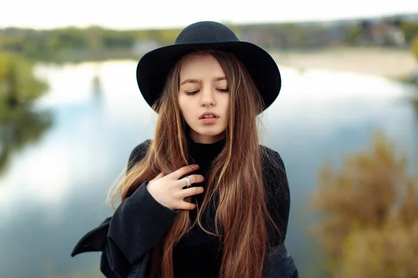 Close Portrait Young Beautiful Fashionable Woman Black Hat Blurry Background — Stock Photo, Image