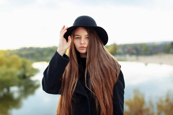 Närbild Porträtt Ung Vacker Modern Kvinna Svart Hatt Suddig Bakgrund — Stockfoto