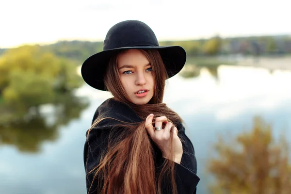 Portret Młodej Pięknej Modnej Kobiety Czarnym Kapeluszu Rozmytym Tle Długimi — Zdjęcie stockowe