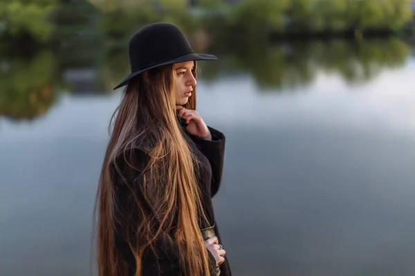 Jeune Belle Femme Mode Chapeau Noir Sur Fond Eau Floue — Photo