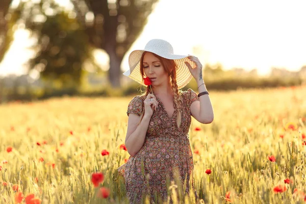 Belle Femme Rousse Chapeau Blanc Posant Sur Champ Vert Avec — Photo