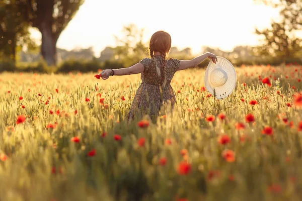 Femme Rousse Avec Chapeau Sur Champ Vert Avec Des Coquelicots — Photo