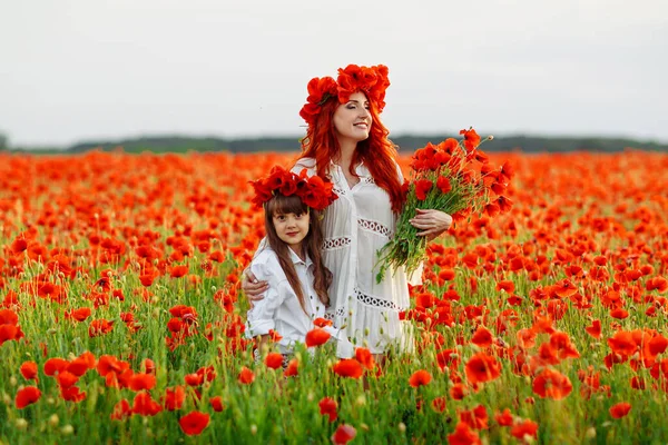 Petite Fille Avec Mère Rousse Robes Blanches Des Couronnes Pose — Photo