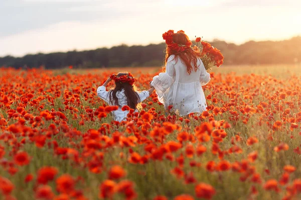 Petite Fille Avec Mère Rousse Robes Blanches Guirlandes Marchant Chaud — Photo