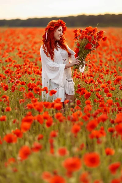 Ritratto Bella Donna Rossa Ghirlanda Con Mazzo Papaveri Campo Verde — Foto Stock