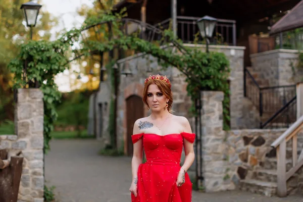 Kızıl Saçlı Çekici Bir Kadının Portresi Kırmızı Elbiseli Kafasında Diadema — Stok fotoğraf