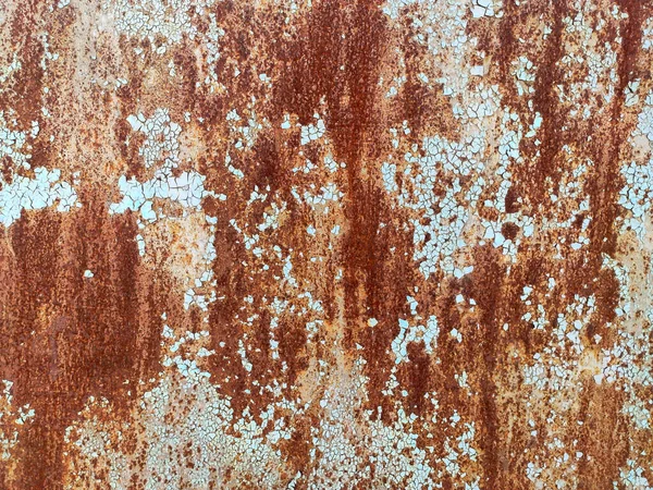 腐食した金属の背景 錆びた白い塗装の金属製の壁 錆の縞が付いている錆びた金属の背景 汚れを落とせ 金属の表面は斑点を錆びました 流行腐食 — ストック写真