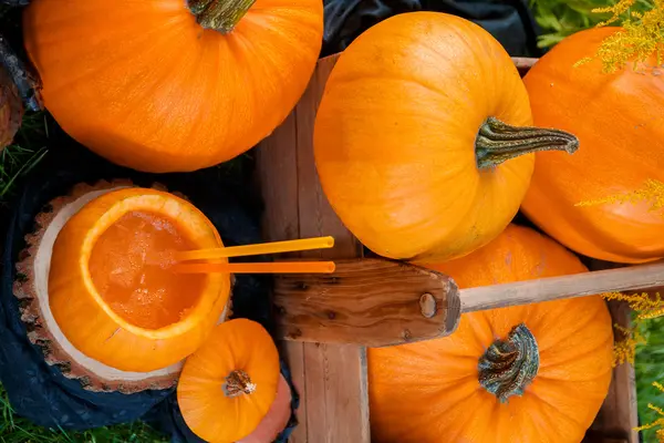 Halloweenský koktejl v dýně. Zavři to. Pohled shora. Den díkuvzdání, stranické děrování. — Stock fotografie