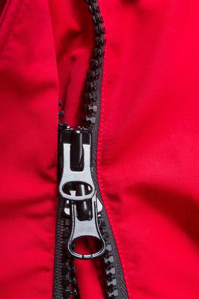 Fragment de veste rouge avec fermeture éclair noire. fond ziplock. Gros plan. — Photo