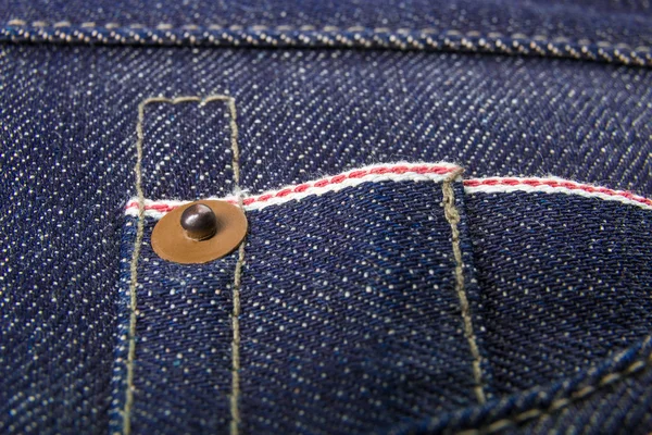 Close up van jeans fragment met knop. Denim textuur. — Stockfoto