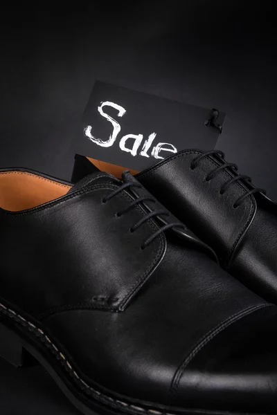 Fekete oxford cipő a háttérben. Vissza a véleményt. Közelről. — Stock Fotó