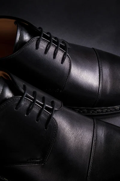 Schwarze Oxford-Schuhe auf dem Hintergrund. Rückseite. Nahaufnahme. — Stockfoto