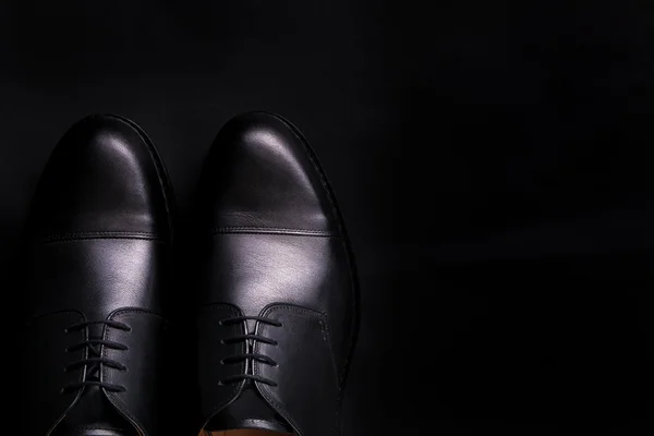 Zwarte oxford schoenen op achtergrond. Bovenaanzicht. Kopiëren van ruimte. — Stockfoto