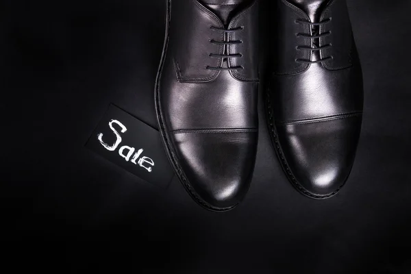 Schwarze Oxford-Schuhe auf dem Hintergrund. Ansicht von oben. Kopierraum. — Stockfoto