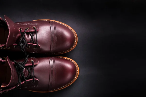 Modieuze heren lederen bruine schoenen op zwarte achtergrond. . Mannen hoge laarzen. Bovenaanzicht. Kopiëren van ruimte. — Stockfoto
