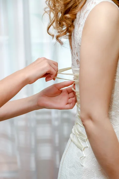 扣扣新娘的婚纱礼服。关闭. — 图库照片