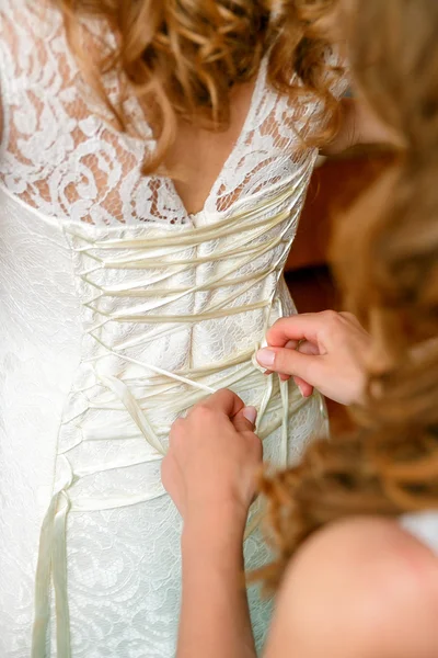 扣扣新娘的婚纱礼服。关闭. — 图库照片