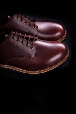 Siyah arka plan üzerinde kahverengi oxford ayakkabı. Arkadan Görünüm. Kopya alanı.