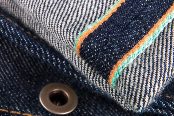 Крупним планом джинси фрагмент кнопкою. Джинсовий текстура. Кромкою. — стокове фото