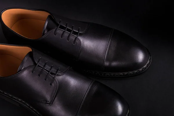 Schwarze Oxford-Schuhe auf dem Hintergrund. Rückseite. Nahaufnahme. — Stockfoto