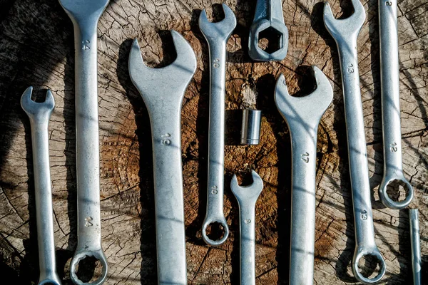 Oprava kola. Nářadí pro opravu kol na dřevěné pozadí. Detailní záběr. — Stock fotografie