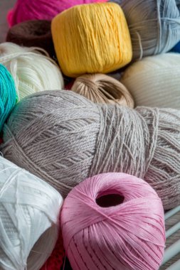 Arka plan örgü. Yakın çekim. Grup iplik ve tablo iğne falan batmazdı. Üstten Görünüm. 