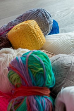 Arka plan örgü. Yakın çekim. Grup iplik ve tablo iğne falan batmazdı. Üstten Görünüm. 