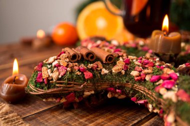 Masada Noel dekorasyonu. Mumlar, çam koni ahşap arka plan. Yeni yıl.