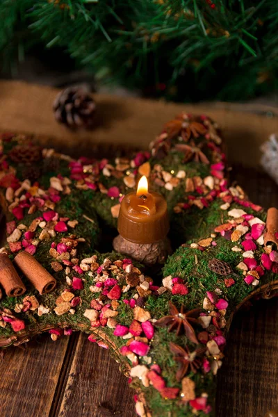 木製の背景にキャンドルとスターのようなクリスマス リース。正月飾り。クローズ アップ. — ストック写真