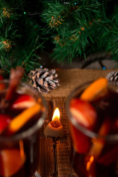 Χριστουγεννιάτικη διακόσμηση στο τραπέζι. Κεριά, κουκουνάρι, φρούτα, Ερυθρελάτες ξύλινο υπόβαθρο. Το νέο έτος. — Φωτογραφία Αρχείου