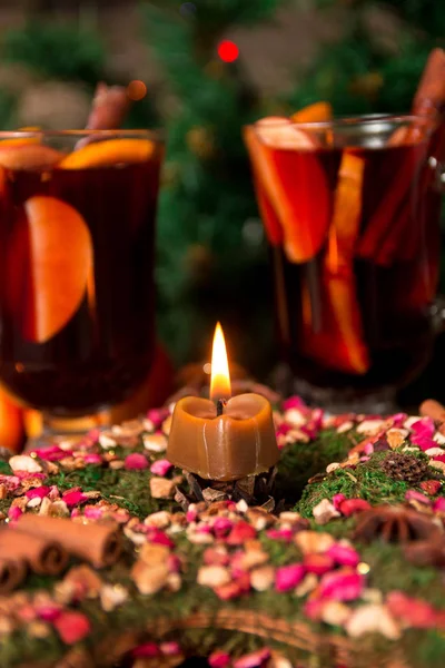 Χριστουγεννιάτικη διακόσμηση, αστέρι με κερί ζεστό κρασί στο παρασκήνιο. Χειμερινό ποτό του πλανήτη. Το νέο έτος. — Φωτογραφία Αρχείου