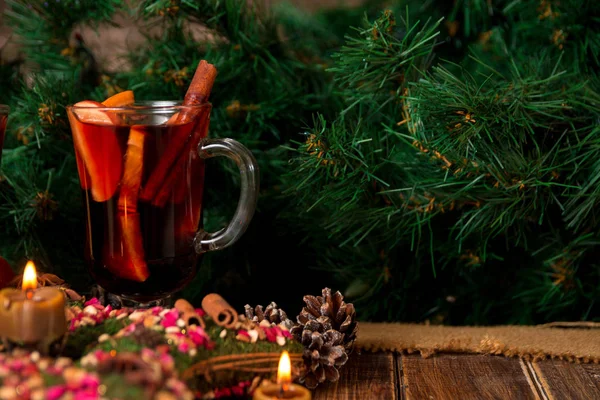 Χριστουγεννιάτικο ζεστό κρασί και το αστέρι, κεριά στο ξύλινο τραπέζι. Χριστούγεννα διακοσμήσεις στο παρασκήνιο. Χειμερινό ποτό του πλανήτη. Χώρο αντίγραφο. — Φωτογραφία Αρχείου