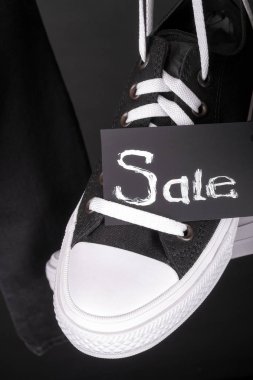 Satışı işareti. arka plan üzerinde siyah beyaz spor ayakkabı. Cuma. Yakın çekim.