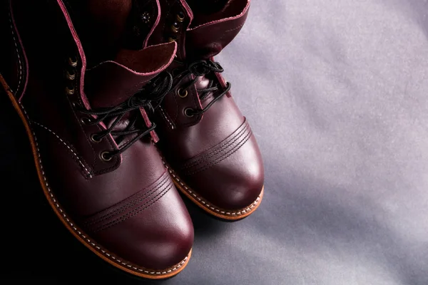 Botas altas. Moda para hombre zapatos de cuero marrón sobre fondo negro claro. Vista superior. Copiar espacio. —  Fotos de Stock