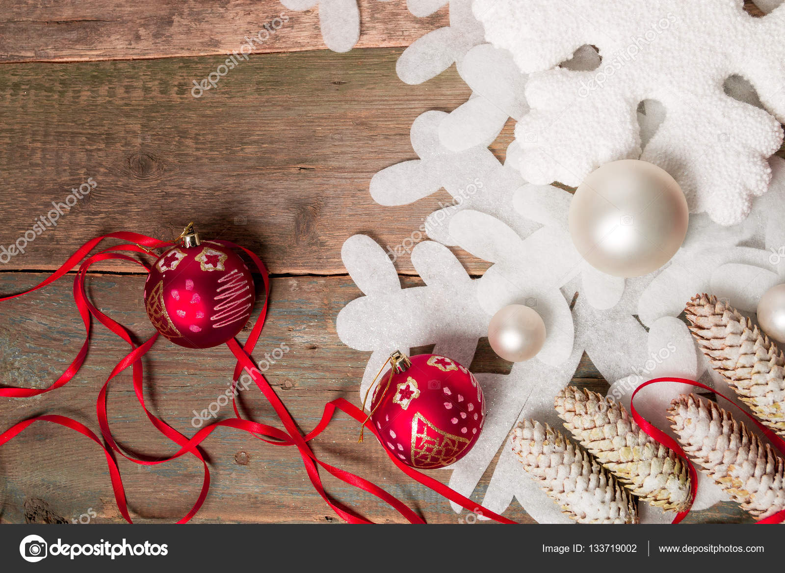 Boule De Noël Rouge Et Blanc Rubans Sur Fond En Bois Près De