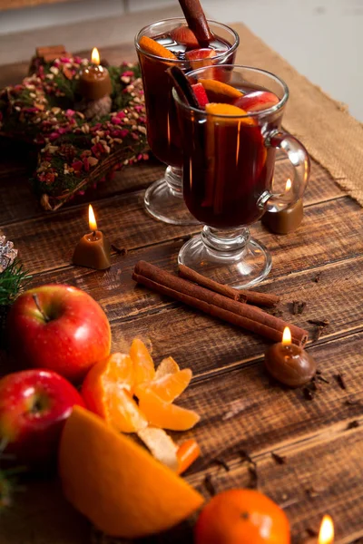 Ζεστό κρασί με φρούτα και μπαχαρικά σε ξύλινο τραπέζι. Χριστούγεννα. Χειμώνα του πλανήτη ποτό συνταγή συστατικά στη γύρω περιοχή. — Φωτογραφία Αρχείου