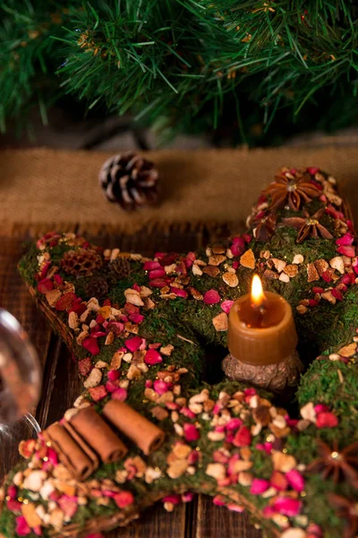 木製の背景にキャンドルとスターのようなクリスマス リース。新しい年。クローズ アップ. — ストック写真
