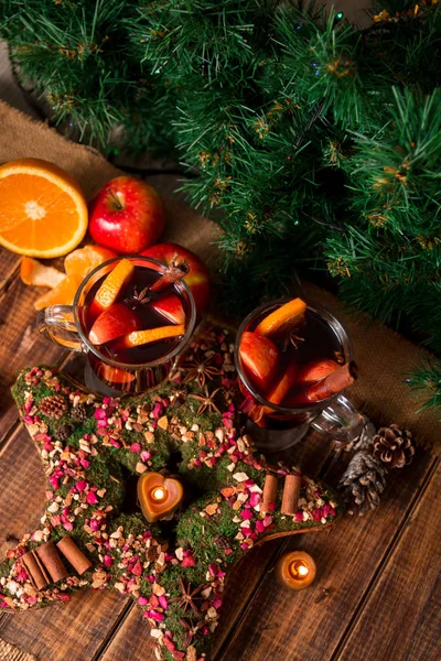 ホットワインの果物とスパイス木製テーブルの上の近くのクリスマスの星。バック グラウンドでのクリスマス装飾です。2 つのグラス。冬が温暖化周りのレシピ食材を飲みます。トップ ビュー. — ストック写真