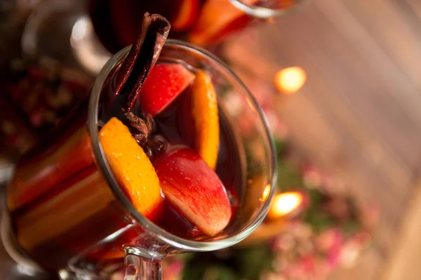 Κοντινό πλάνο, Χριστουγεννιάτικο ζεστό κρασί με φρούτα, κεριά και μπαχαρικά φόντο. Αύξηση της θερμοκρασίας χειμώνα πιείτε συστατικά συνταγή. Το Top view. — Φωτογραφία Αρχείου